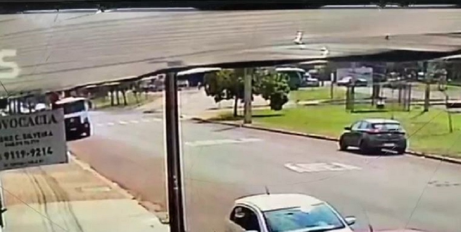 Câmera de segurança flagra colisão que deixou motociclista ferido na Rua Presidente JK Imagem referente a Câmera de segurança flagra colisão que deixou motociclista ferido na Rua Presidente JK