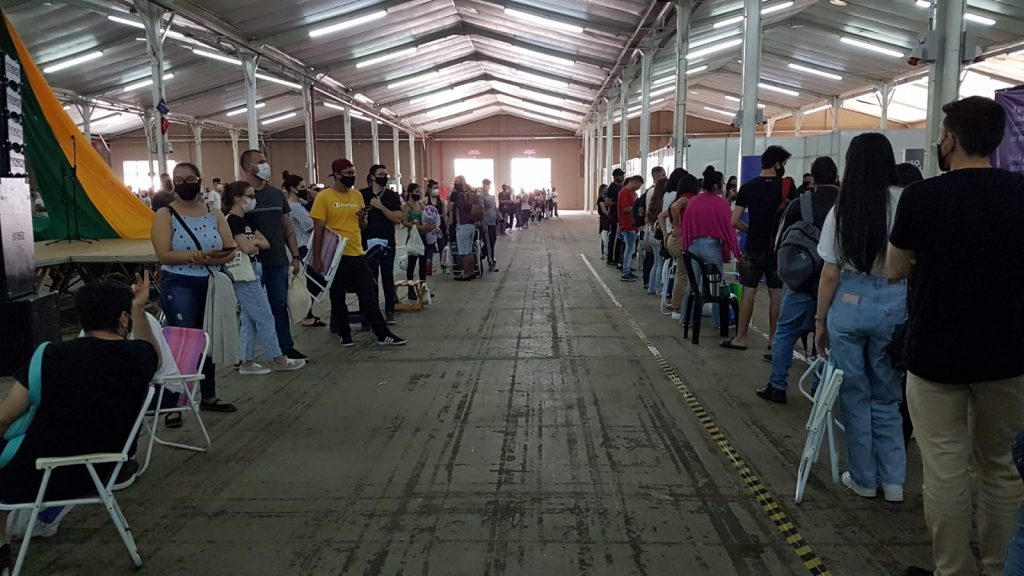Com muita música vacinação contra Covid-19 acontece no Centro de Convenções