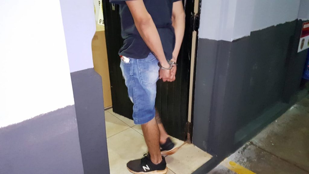 PM detém no Centro jovem de 20 anos com mandado por porte de arma em aberto