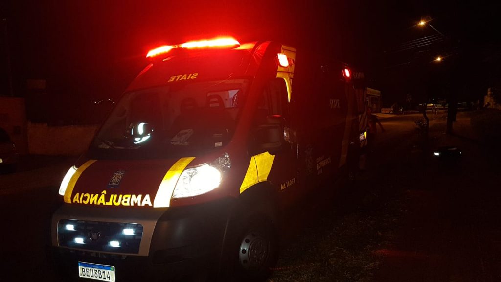Homem fica ferido ao “se perder” em curva e colidir em poste no Interlagos