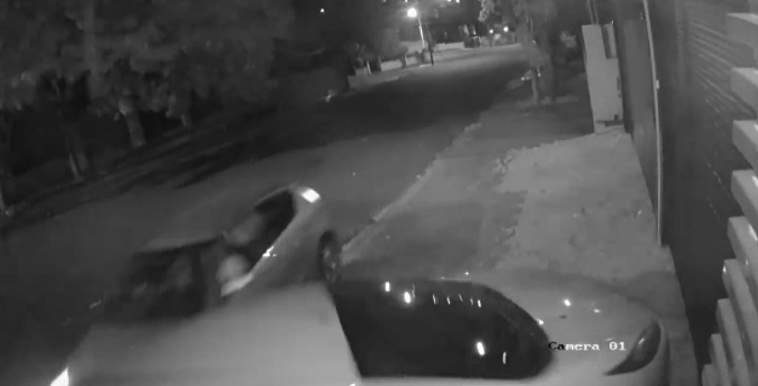 Motorista atinge carro estacionado e foge