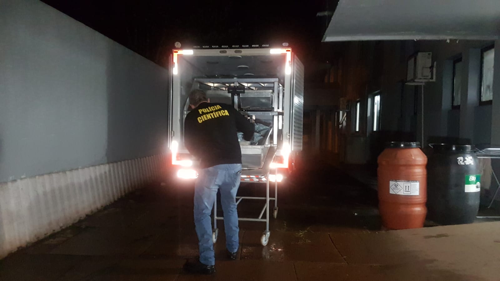 Corpos de Erley Cachoeira, vítima de atropelamento e Marcos Vinicius de Souza Filho, vítima de acidente dão entrada no IML