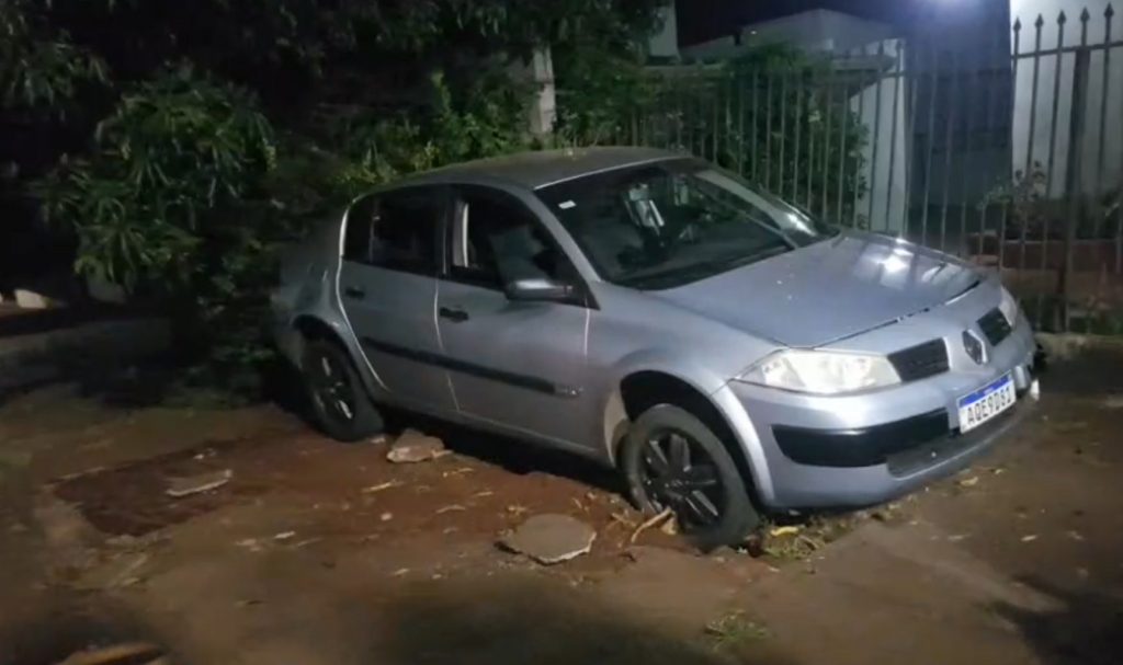 Carro para em cima da calçada em acidente na Rua Cassiano Jorge Fernandes Carro para em cima da calçada em acidente na Rua Cassiano Jorge Fernandes