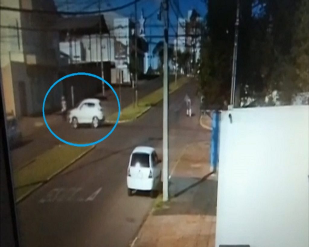 Câmera flagra colisão entre carro e moto na Avenida Brasil Câmera flagra colisão entre carro e moto na Avenida Brasil
