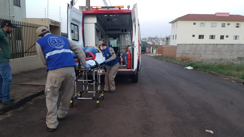 Mulher fica ferida ao cair em escada de casa no Jardim Santo Inácio