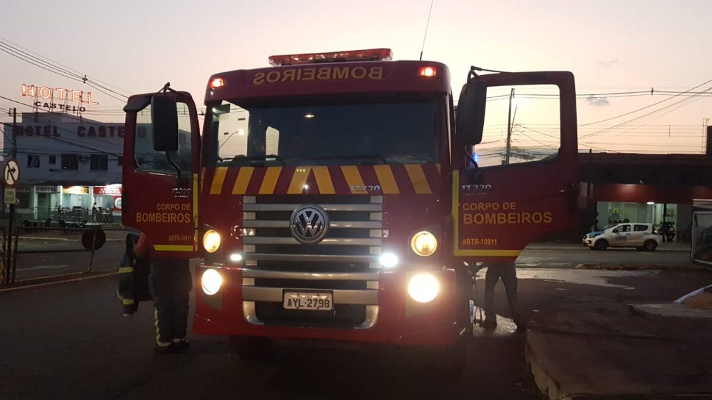 Fogo em lixo no antigo Terminal Oeste mobiliza Corpo de Bombeiros