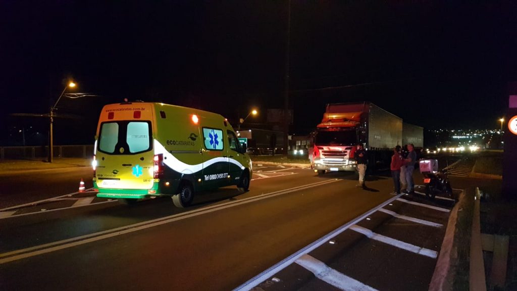 Carreta e motocicleta se envolvem em acidente na BR-277, no Trevo da Portal