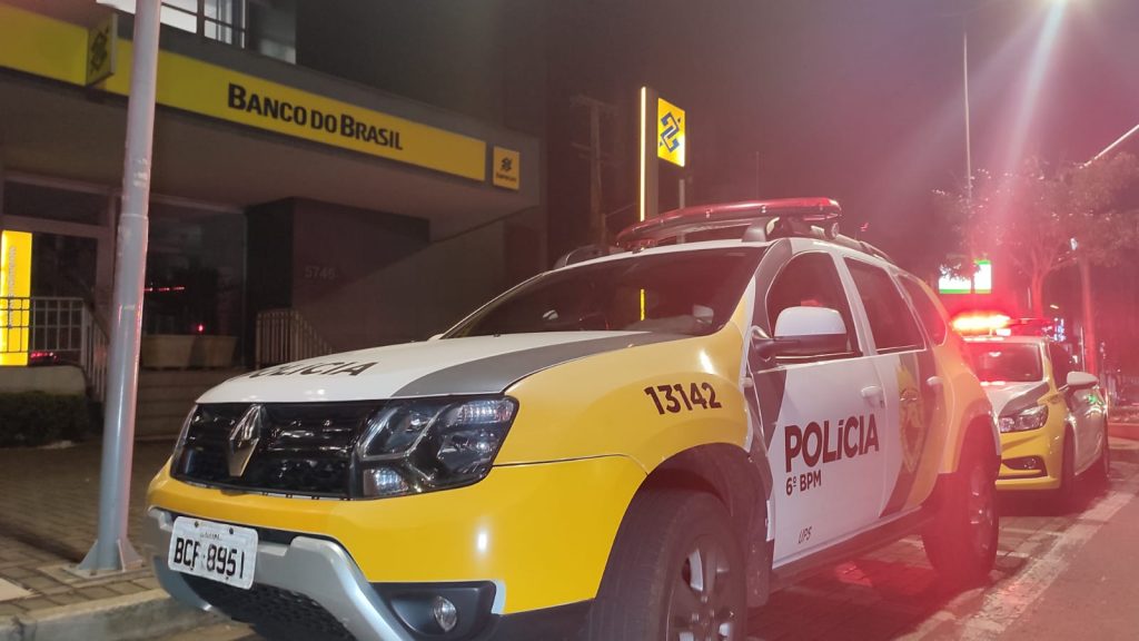 Disparo de alarme mobiliza várias equipes da PM a agência do Banco do Brasil, no Centro