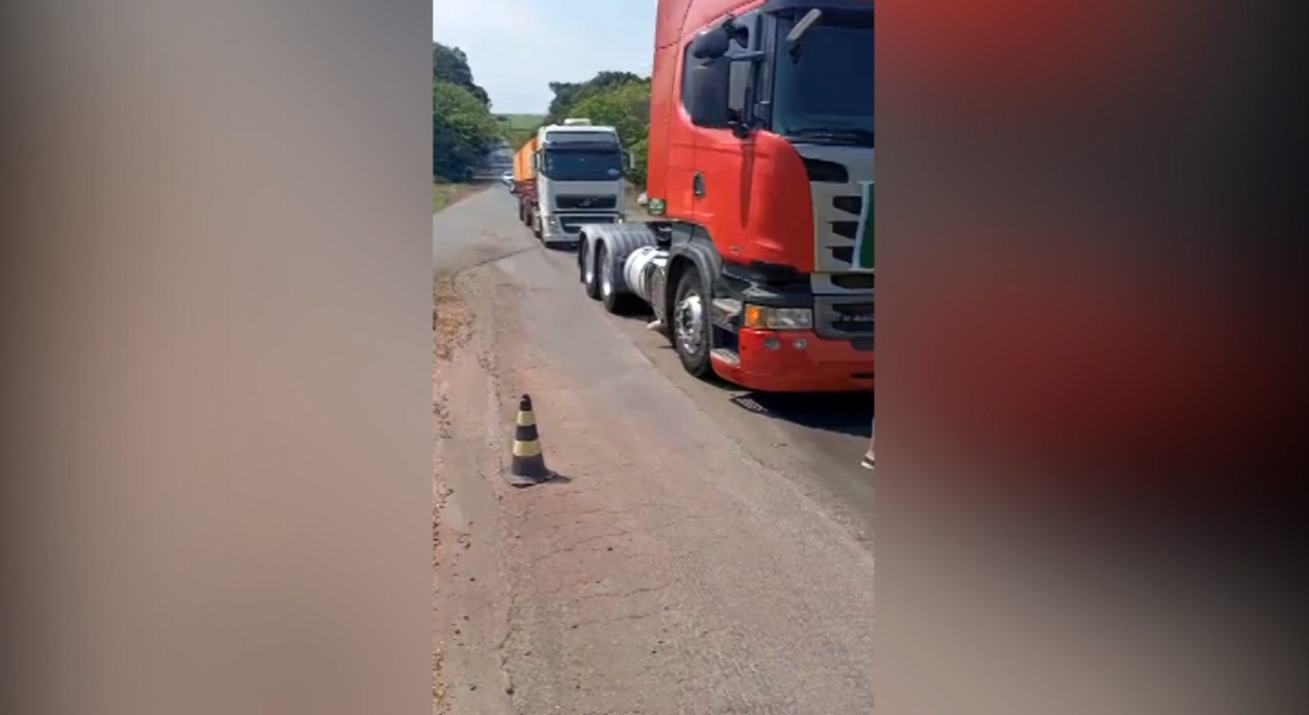 Durante manifestação, caminhoneiros fecham rodovia no Sudoeste do Estado Imagem referente a Durante manifestação, caminhoneiros fecham rodovia no Sudoeste do Estado