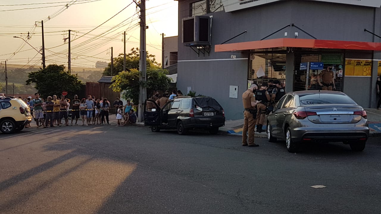 Homem morre e mulher fica ferida após ambos serem baleados em interior de carro em Cascavel