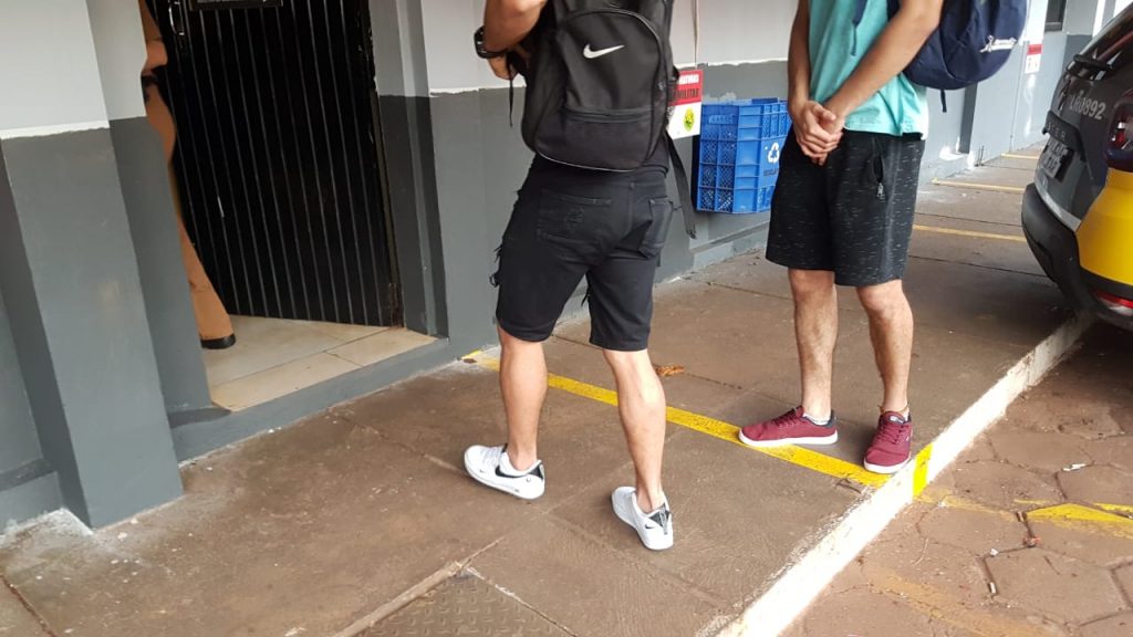 Jovens têm celulares levados no Centro de Cascavel Jovens têm celulares levados no Centro de Cascavel