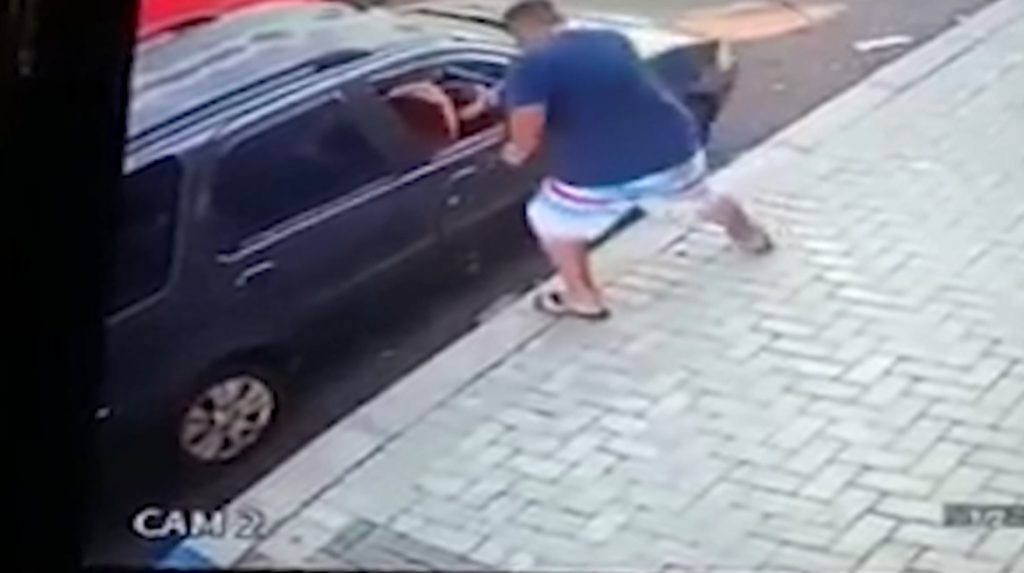 Câmera de segurança flagra homicídio de Alex Nunes de Carvalho Câmera de segurança flagra homicídio de Alex Nunes de Carvalho