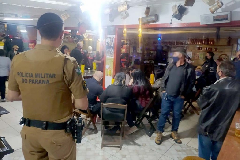 Noite do feriado é marcada por aglomerações em bares da Capital