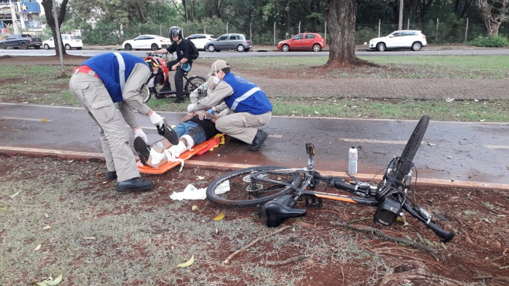 Ciclista é socorrido pelo Siate após sofrer queda na ciclovia da Av. Brasil, no São Cristóvão; vítima fraturou o joelho