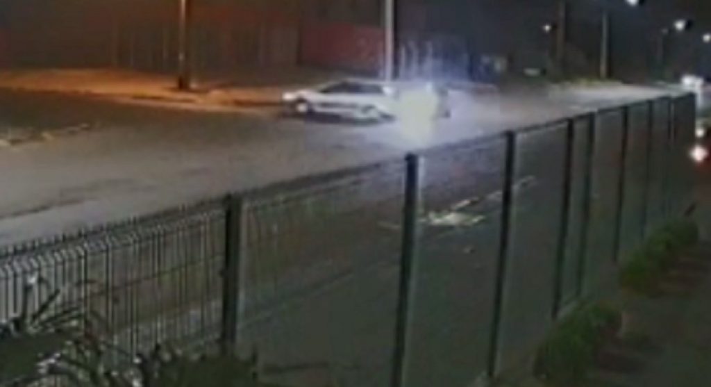 Motorista de Gol tenta localizar condutor de Peugeot envolvido em batida na Avenida das Pombas