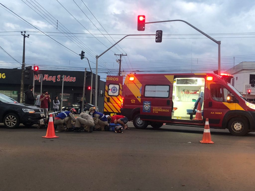 Motociclista fratura a perna em acidente com carro na Avenida Barão do Rio Branco