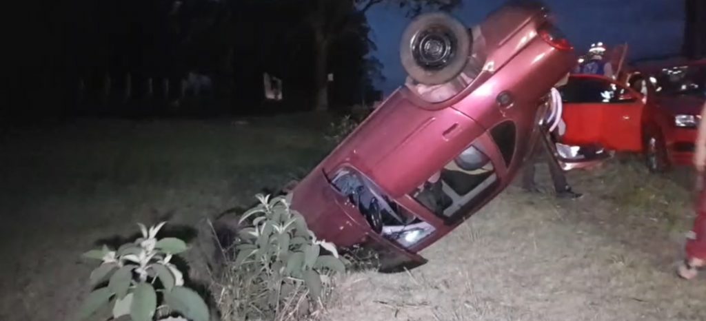 Duas pessoas ficam feridas em acidente com capotamento de veículo na BR-467, em Cascavel