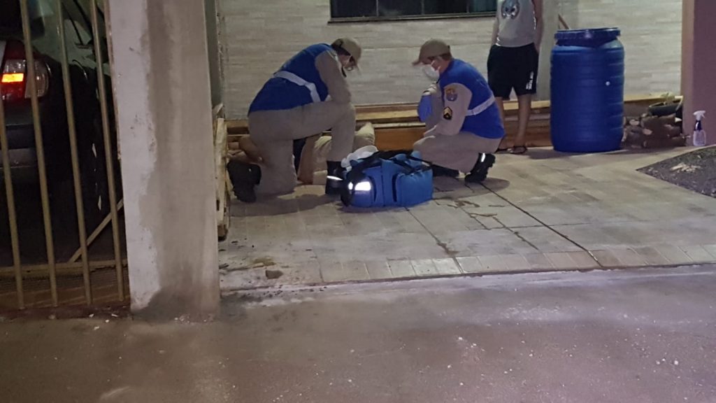 Homem cai de beiral de telhado em residência no Bairro Brasmadeira