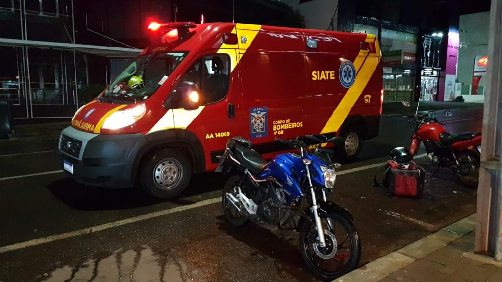 Renault Sandero e Honda CG 160 se envolvem em acidente de trânsito na Rua Paraná, no Centro