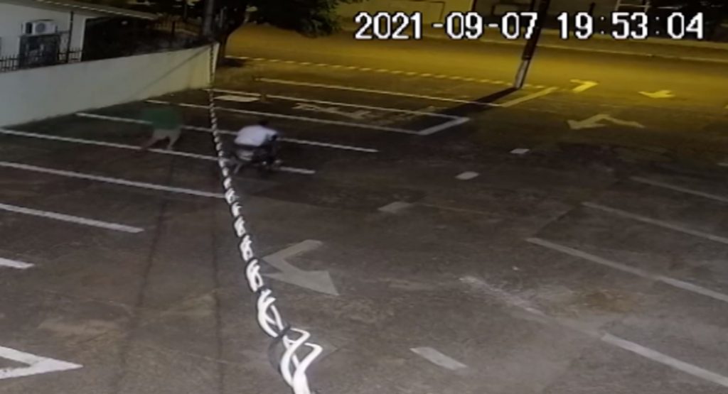 Câmera registra furto de motoneta no São Cristóvão; Dona estava na missa quando o crime ocorreu