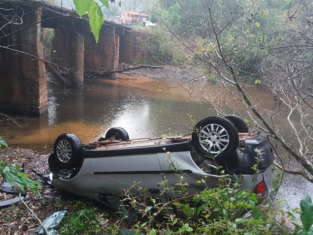 Carro cai de ponte e condutor fica ferido em Salto do Lontra