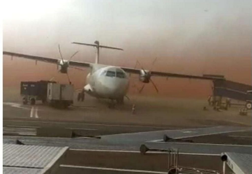 Ventos fortes e tempestade de poeira atingem região onde fica o aeroporto de Maringá; avião estacionado chegou a balançar