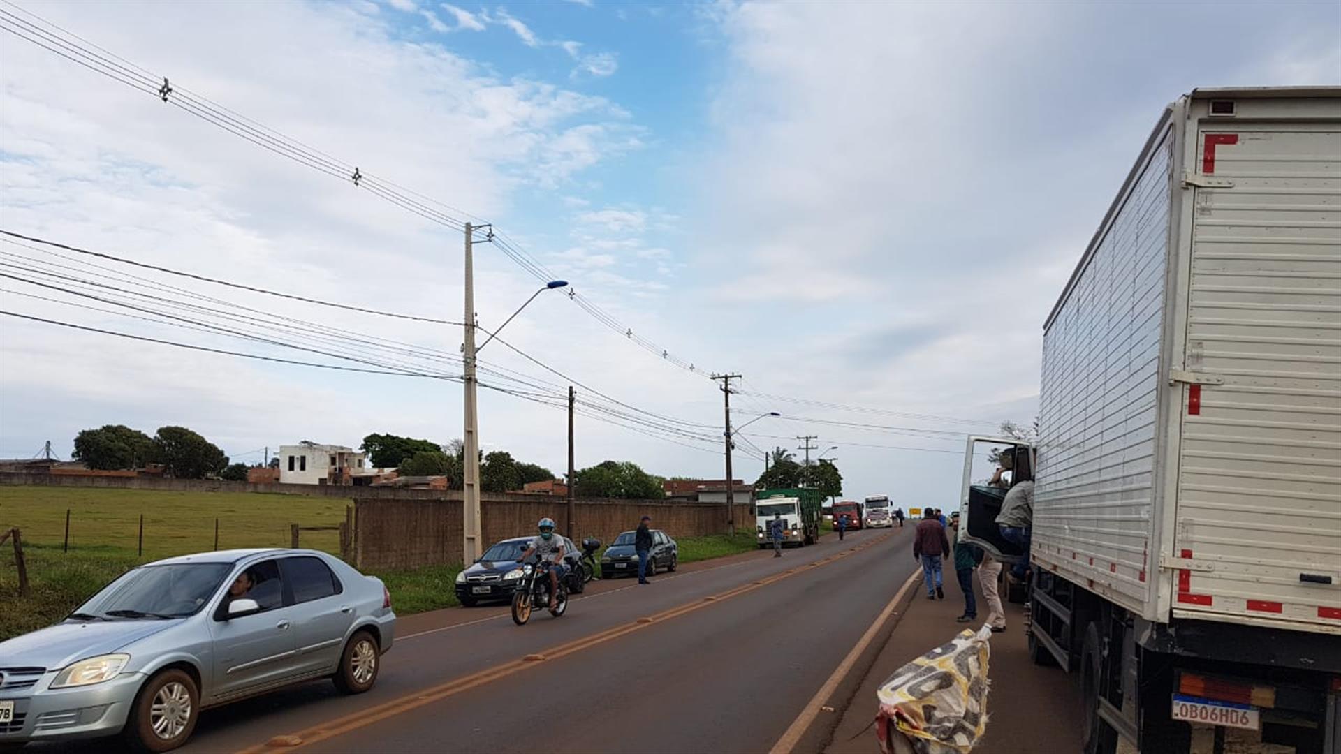 Caminhoneiros iniciam manifestação do Trevo da Ceasa, em Cascavel