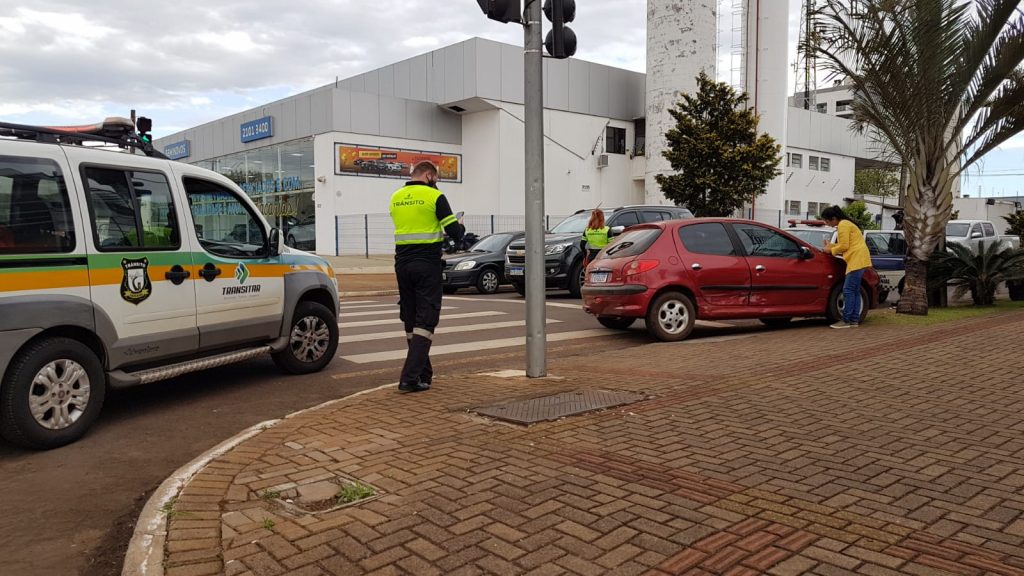 Peugeot e Fiesta se envolvem em acidente de trânsito no Bairro Pacaembu