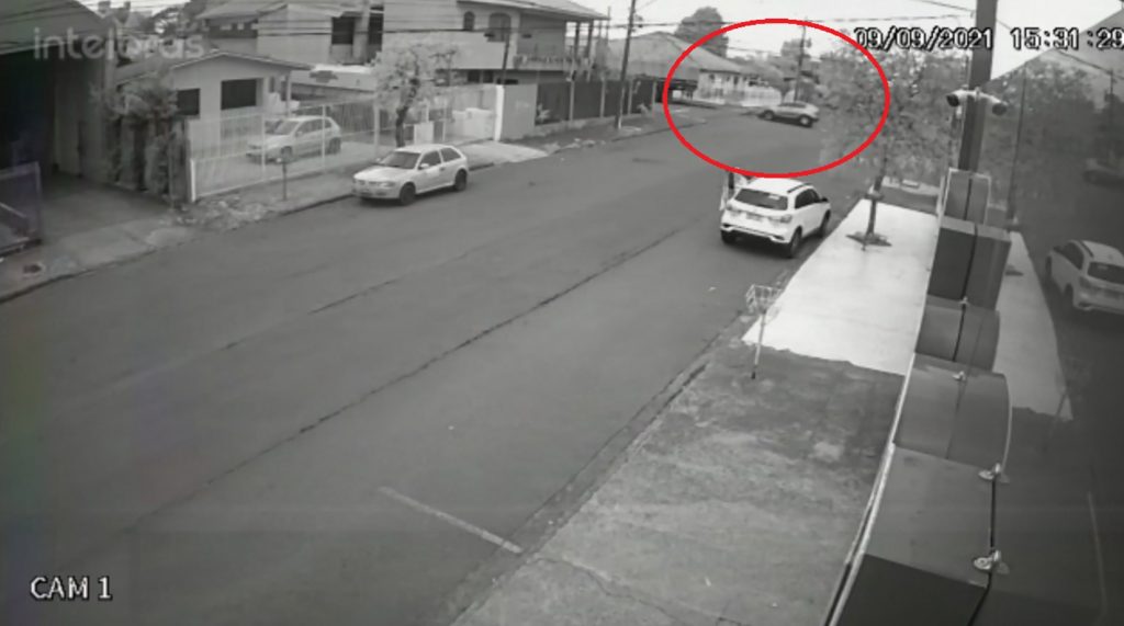 Forte colisão entre Fiesta e Sportage no Bairro Maria Luíza é registrada por câmeras de segurança