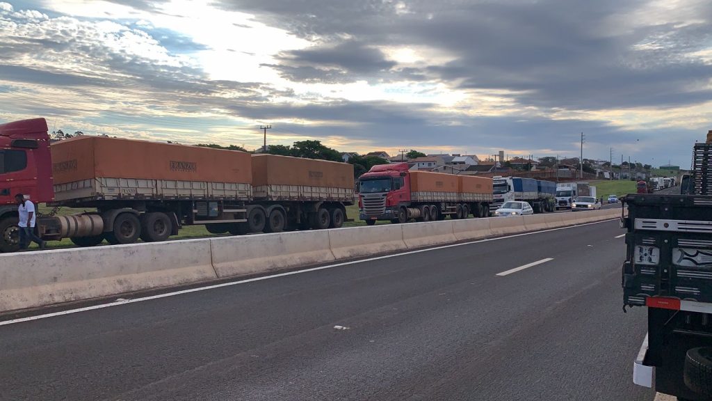 Manifestação de caminhoneiros é registrada na PRc-467, em Cascavel