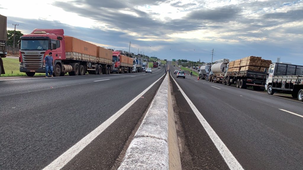 Manifestações são realizadas em três pontos diferentes da BR-277, no trecho entre Cascavel e Foz do Iguaçu