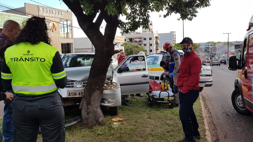 Motorista perde o controle da direção e bate contra árvore na Avenida Rocha Pombo