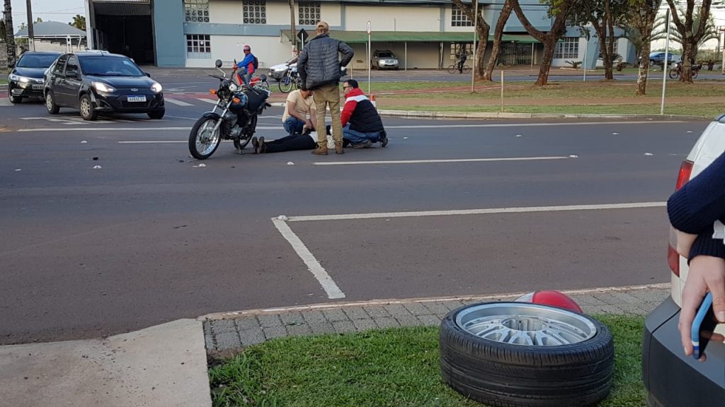 Roda de veículo se solta e atinge motociclista na Avenida Brasil, no Bairro Pacaembu