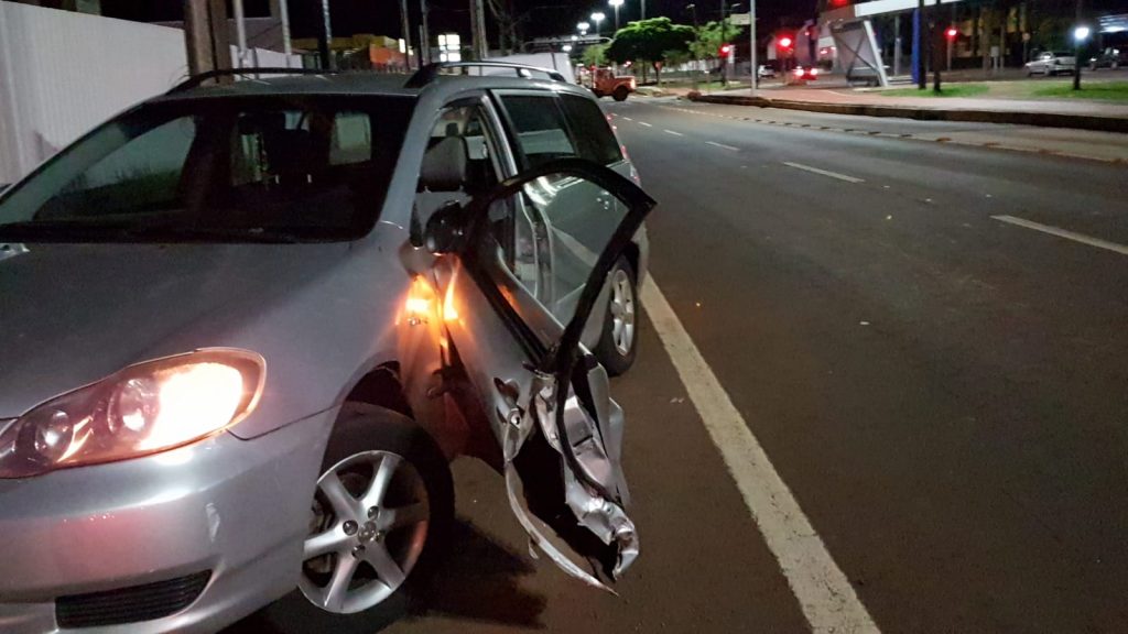 Porta de Toyota Fielder é atingida por caminhão na Avenida Barão do Rio Branco