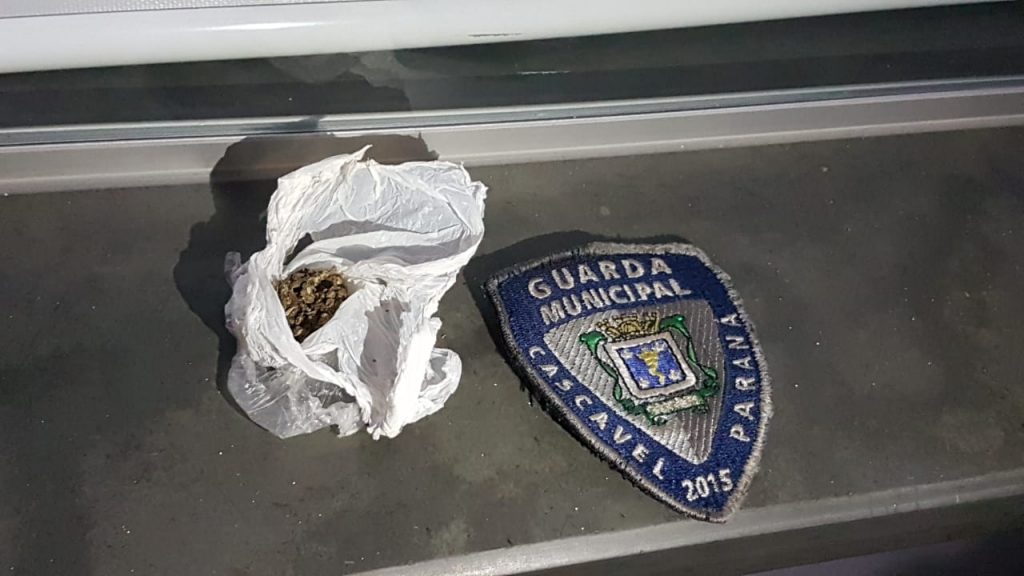 GM apreende maconha com acusado de agredir companheira na Rodoviária de Cascavel