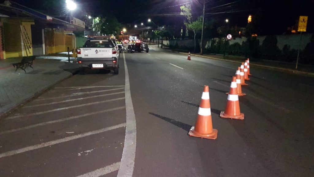 Veículos são apreendidos em fiscalização de trânsito realizada nesta noite em Cascavel