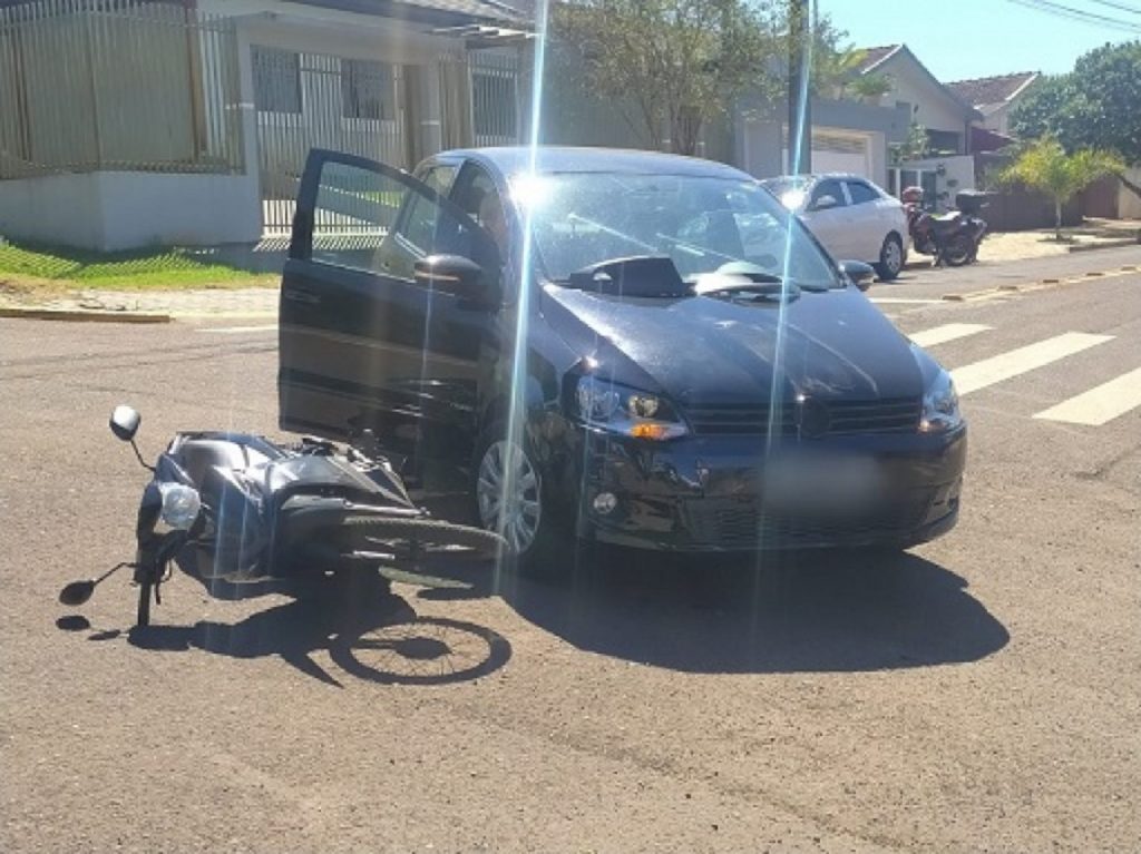Colisão entre carro e moto resulta em uma pessoa ferida no Jardim Parizotto, em Toledo