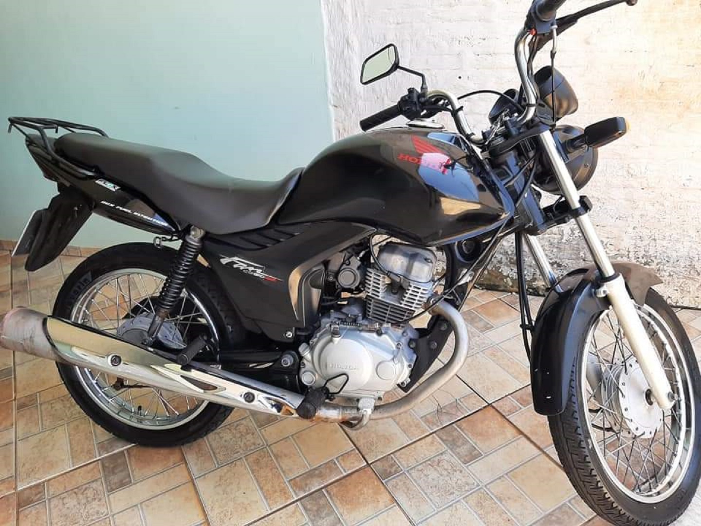 Honda CG 150 Fan com placa AVI-9C31 foi furtada de residência no Bairro Santa Cruz Imagem referente a Honda CG 150 Fan com placa AVI-9C31 foi furtada de residência no Bairro Santa Cruz