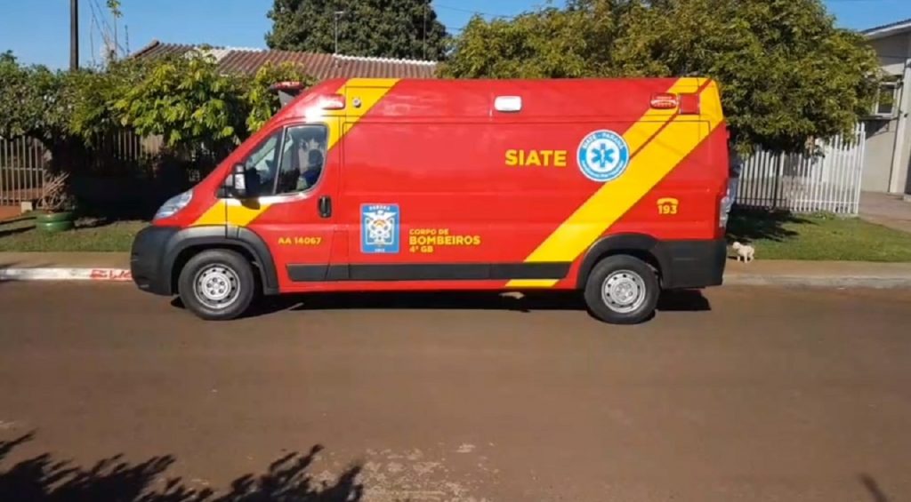 Mulher tem suspeita de fratura no braço após ser atingida por ciclista na Avenida Pintassilgo, no Jardim Clarito