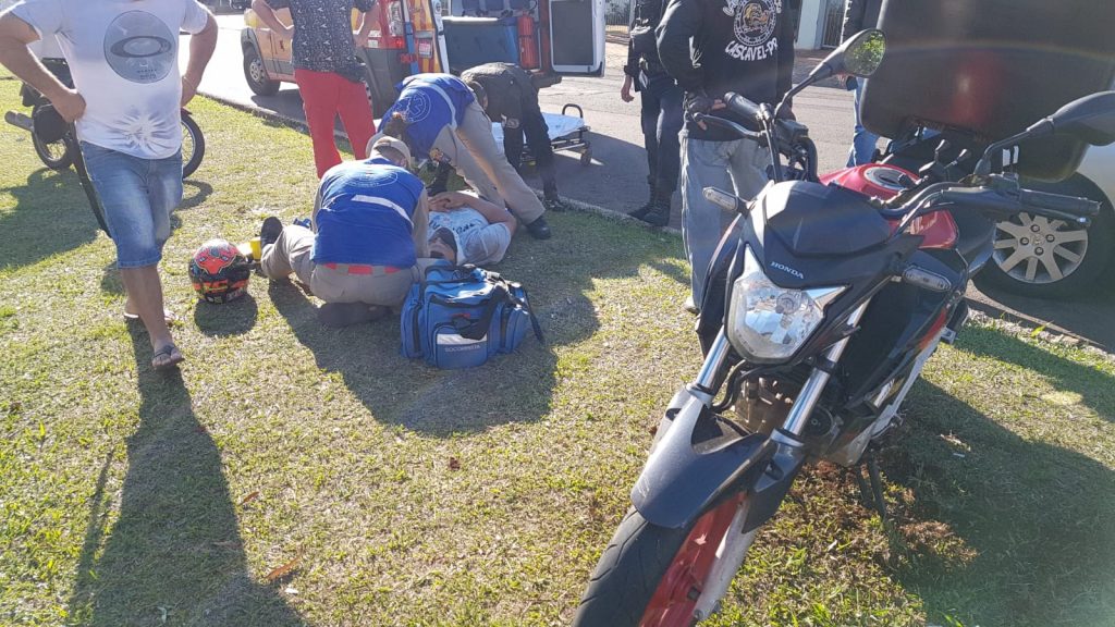 Peugeot e motocicleta batem em cruzamento na Avenida Brasil, no Bairro Coqueiral