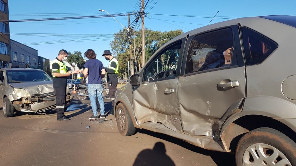 Dois veículos Fiesta batem no cruzamento da Avenida Brasil com a Rua Pio XII, no Centro