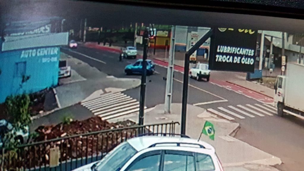 Motociclista ‘voa’ por cima de carro em acidente na Avenida Piquiri