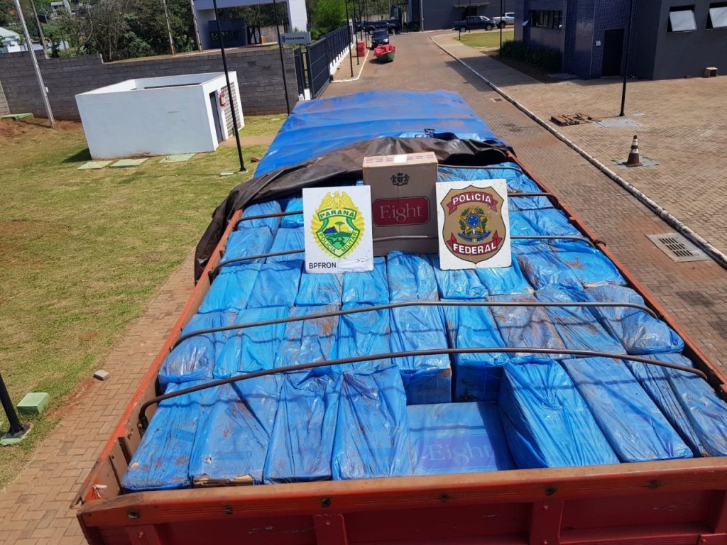 BPFron e Polícia Federal apreendem caminhão carregado com contrabando em Terra Roxa