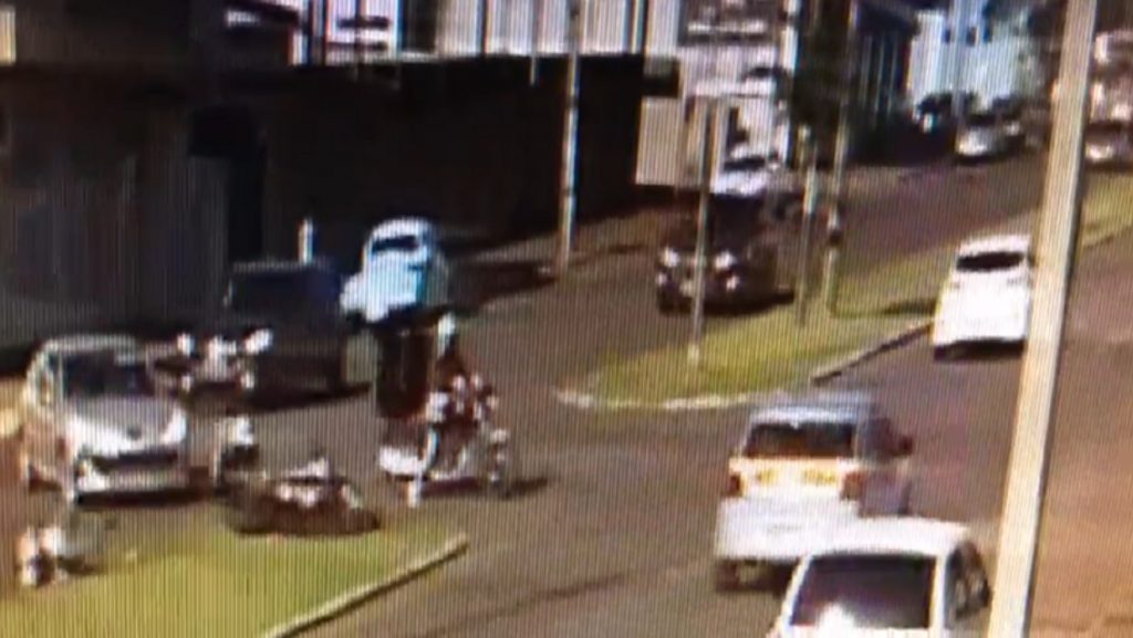 Vídeo mostra acidente entre carro e moto na Avenida Brasil, no Bairro Coqueiral