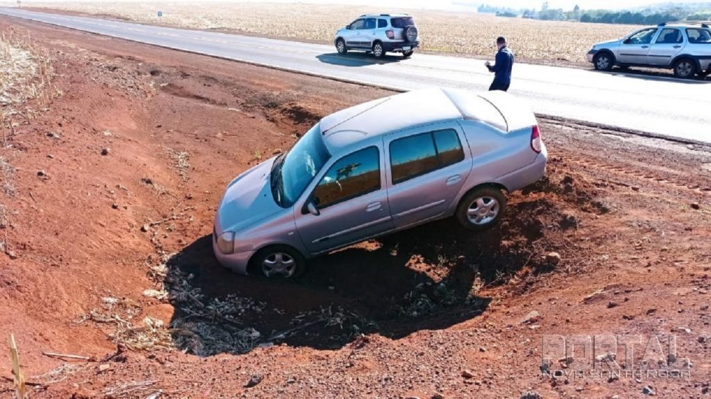 Após furar o pneu, carro roda e sai da pista na PR-182 entre Toledo e Palotina