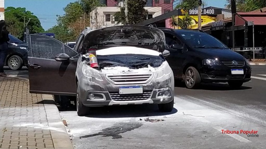 Veiculo Peugeot Griffe pega fogo no centro de Foz do Iguaçu