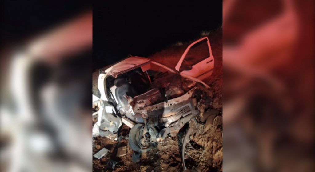 Strada fica destruída ao bater contra caminhão e capotar, em Guarapuava