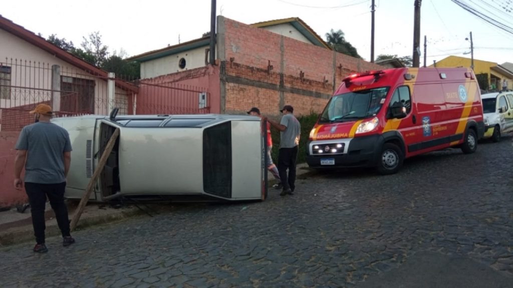 Veículo tomba em acidente de trânsito na Vila Cristina, em Ponta Grossa