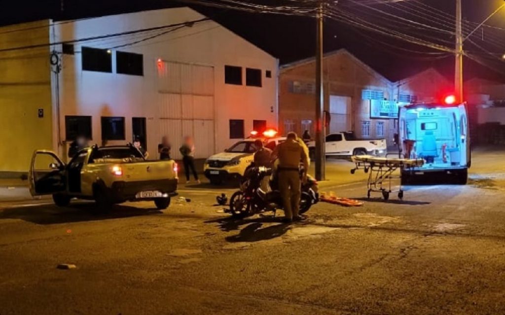 Strada e motocicleta batem em cruzamento no Bairro Vila Nova, em Francisco Beltrão