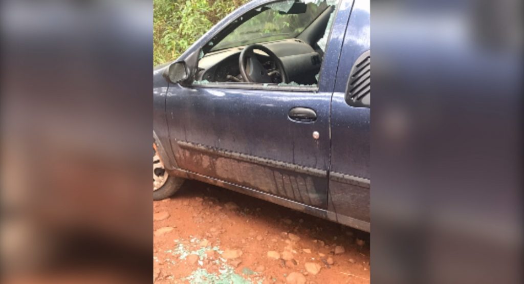 Fiat Strada é encontrada abandonada e com o vidro quebrado às margens da PR-180
